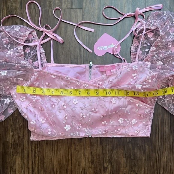 NWT Sugar Thrillz/Dolls Kill pink puff sleeves embroidered floral crop top small - Picture 7 of 11